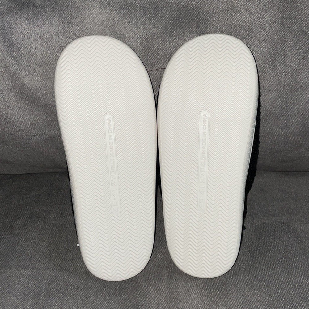 NWOT Women’s Black Smiley Face Slippers size 7 - 7.5 - Picture 4 of 4